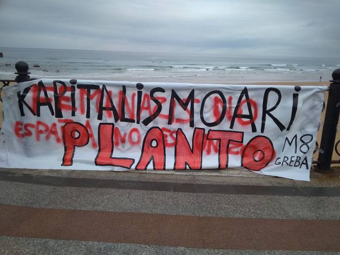 Eraso faxistak salatu ditu Zarauzko mugimendu feministak