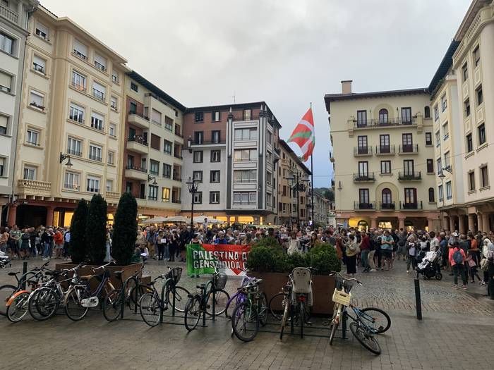 Plaza bete jende Palestinarekin elkartasunez