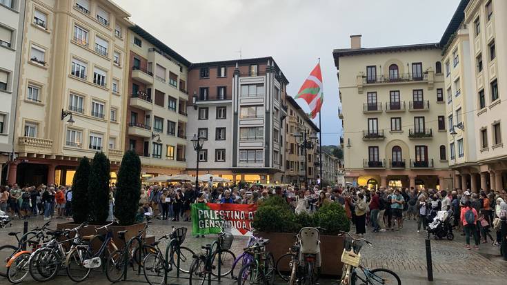 Plaza bete jende Palestinarekin elkartasunez