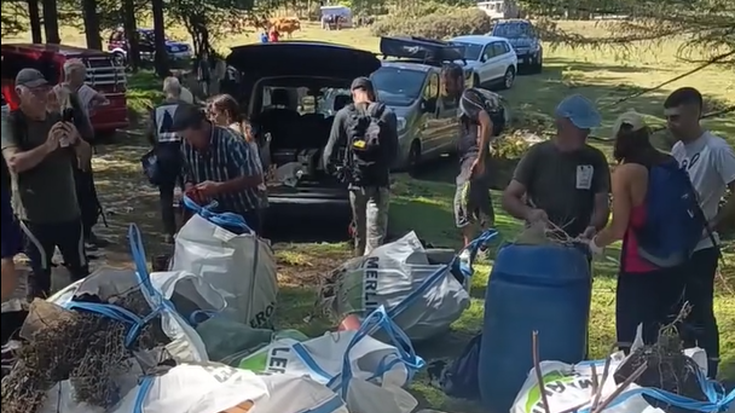 Hondakinak biltzen ari da Lurpea Garbi elkartea Hernio-Gazume ingurune karstikoan