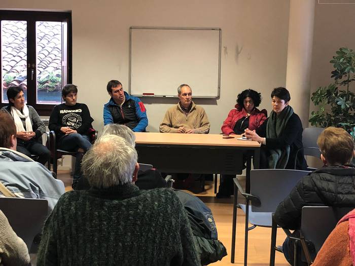 Nekazaritzako belaunaldi erreleboa izan dute hizpide Aian