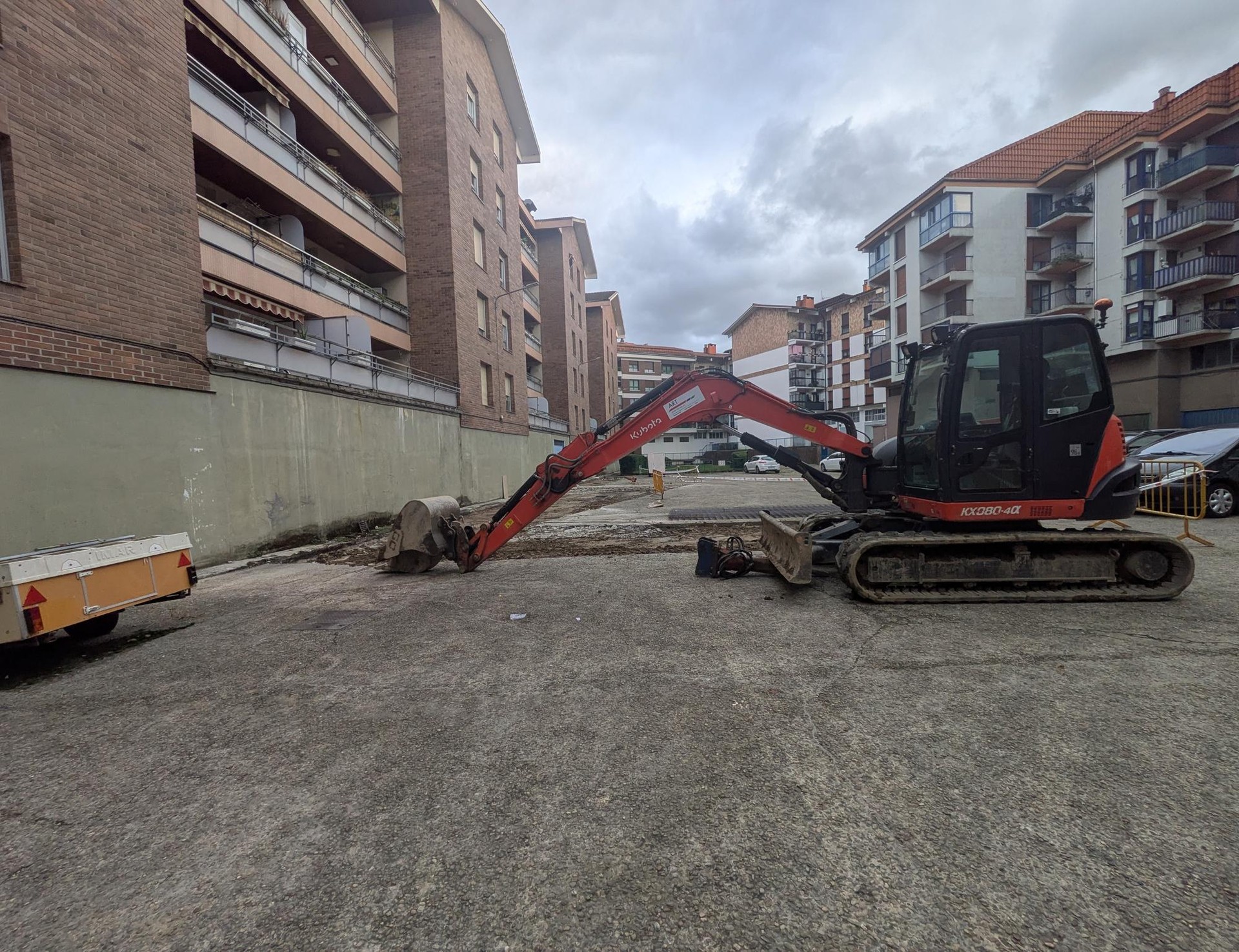 Agirre auzoko plazako lurzorua berritzen hasi da udala