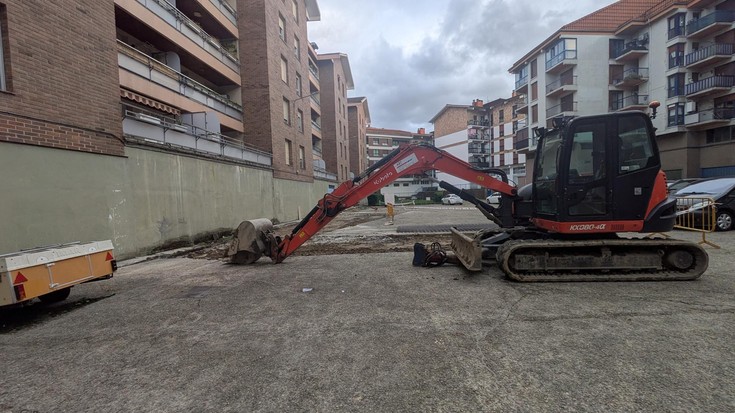 Agirre auzoko plazako lurzorua berritzen hasi da udala