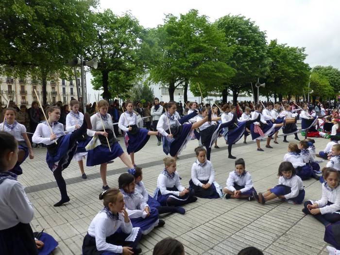 Musika eta dantza Eskolako ikasleak Errenterian izan dira Dantzari Txiki Egunean