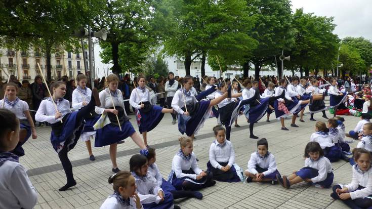 Musika eta dantza Eskolako ikasleak Errenterian izan dira Dantzari Txiki Egunean