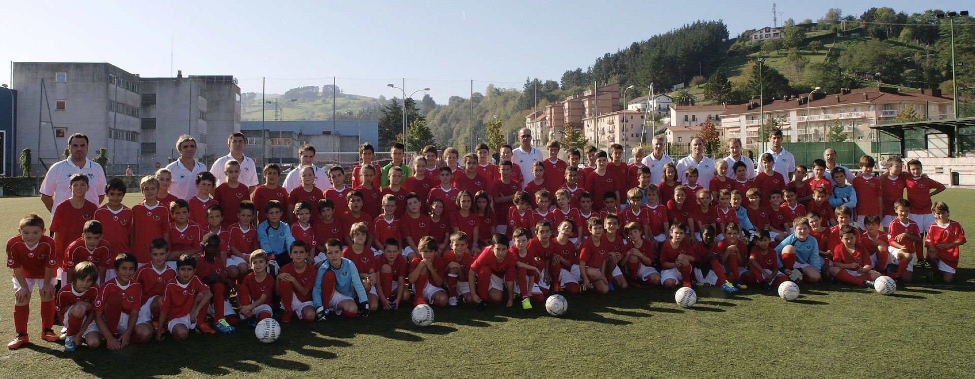 Zumaiako Futbol Eskolako taldeen argazkiak igandean