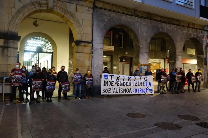 Dozenaka azkoitiar bildu da plazan, Txikito presoari babesa adierazteko