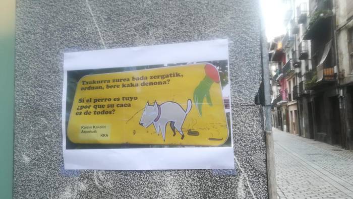 Txakur jabeen jarrera salatzen duten kartelak jarri dituzte Azpeitian