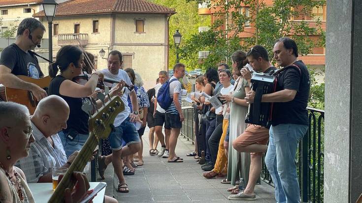 Musika, kantua eta pilota, sanjoanak ate joka direnean