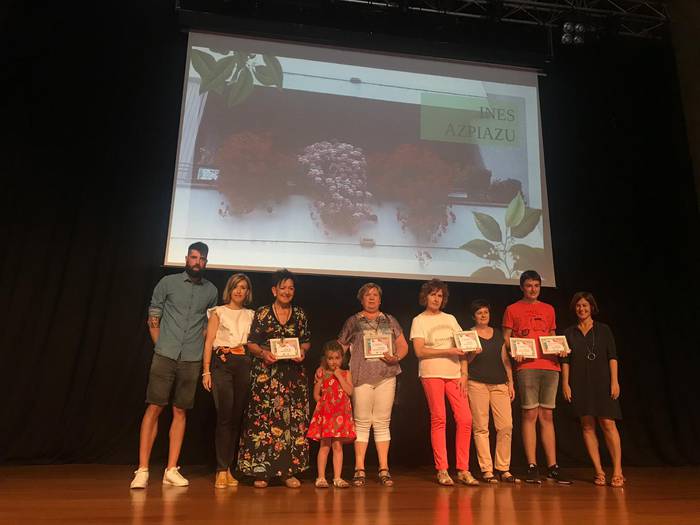 Ines Azpiazu eta Kontxi arrandegia garaile, I. Udaberriko erakusleiho, balkoi eta leiho lehiaketan