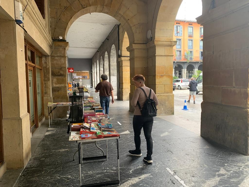 Berreskuratutako liburu eta diskoen azokak Azkoitian egin du geldialdia