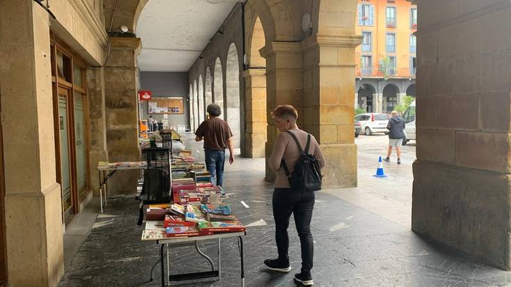 Berreskuratutako liburu eta diskoen azokak Azkoitian egin du geldialdia