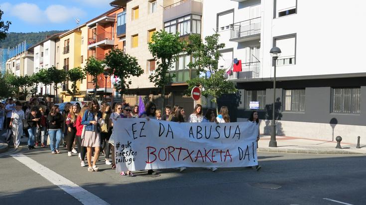 Kazerolada herrian zehar 'La Manada'-ren epaia salatzeko