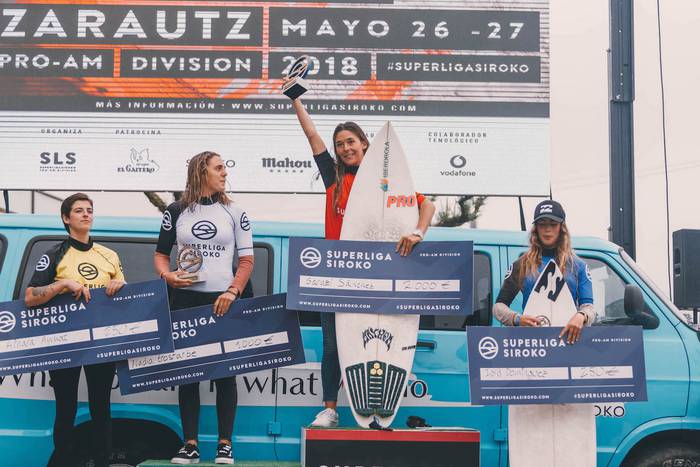 Nadia Erostarbe, Ainara Aymat eta Ruben Vitoria; Superliga Siroko txapelketako podiumean