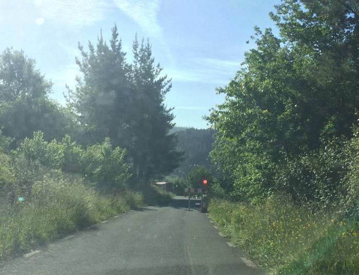 Urrategi auzoko errepidean baranda jartzen ari da Gipuzkoako Foru Aldundia