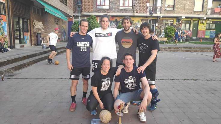 Hamar talde aritu dira nor baino nor SKAPAren futbito txapelketan