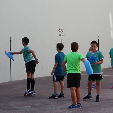 Argazkia: eskola kirolaren aldeko argazki jendetsua