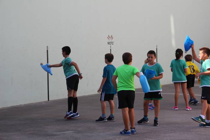 Argazkia: eskola kirolaren aldeko argazki jendetsua