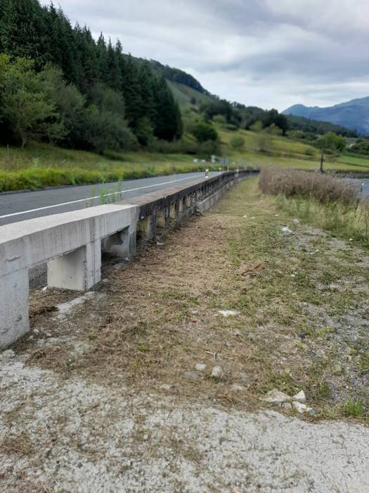 Txukundu dute plaka fotovoltaikoen ondoko bidea