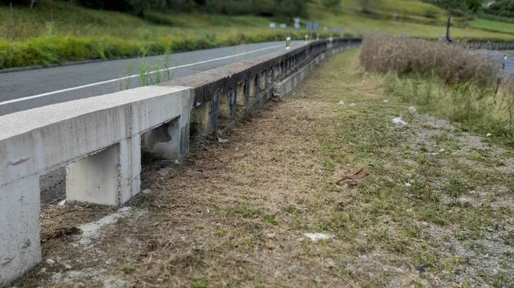 Txukundu dute plaka fotovoltaikoen ondoko bidea