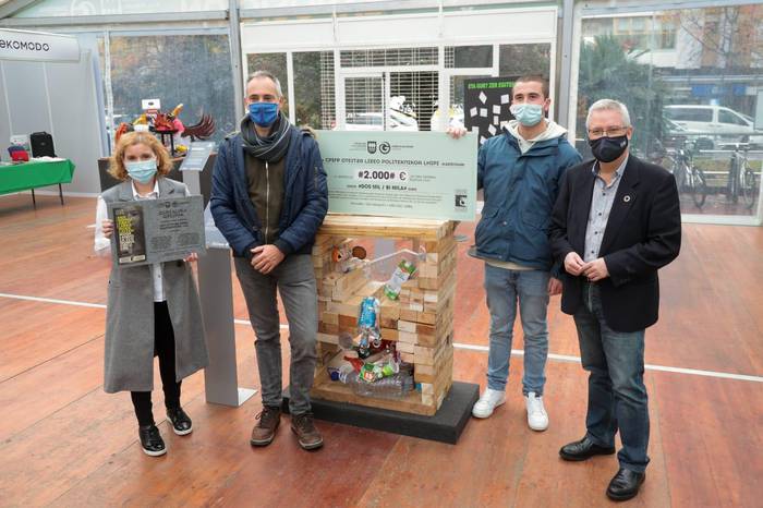 Oteitza Lizeo Politeknikoko ikasleek 'Tik tak' eskultura sortu dute, ekonomia zirkularraz kontzientziatzeko