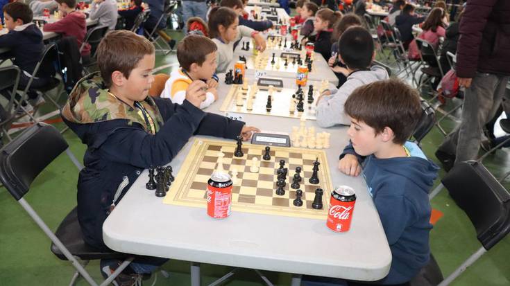 Irudietan: Eskolarteko IV. Xake Festak 200 parte-hartzaile bildu ditu