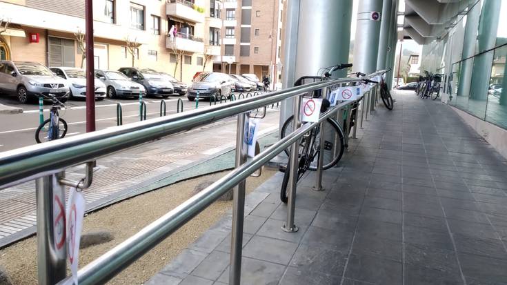 HARA! Kartelez josi dute kiroldegiko arrapala, bizikletak hor uztea debekatuz