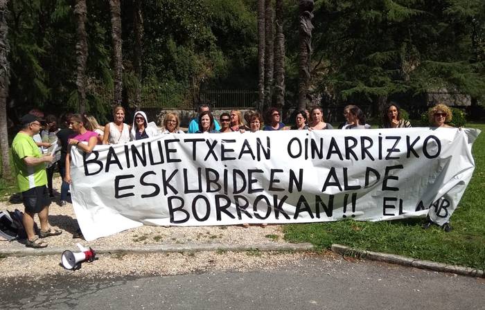 Lan baldintza duinak eskatzeko protestak hasi dituzte Zestoako Bainuetxeko langileek