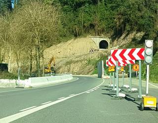 Kendu dute bidegorria egiteko lanengatik Narrondo parean jarritako semaforoa