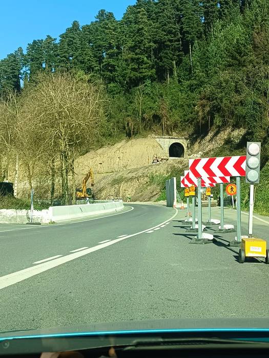 Kendu dute bidegorria egiteko lanengatik Narrondo parean jarritako semaforoa