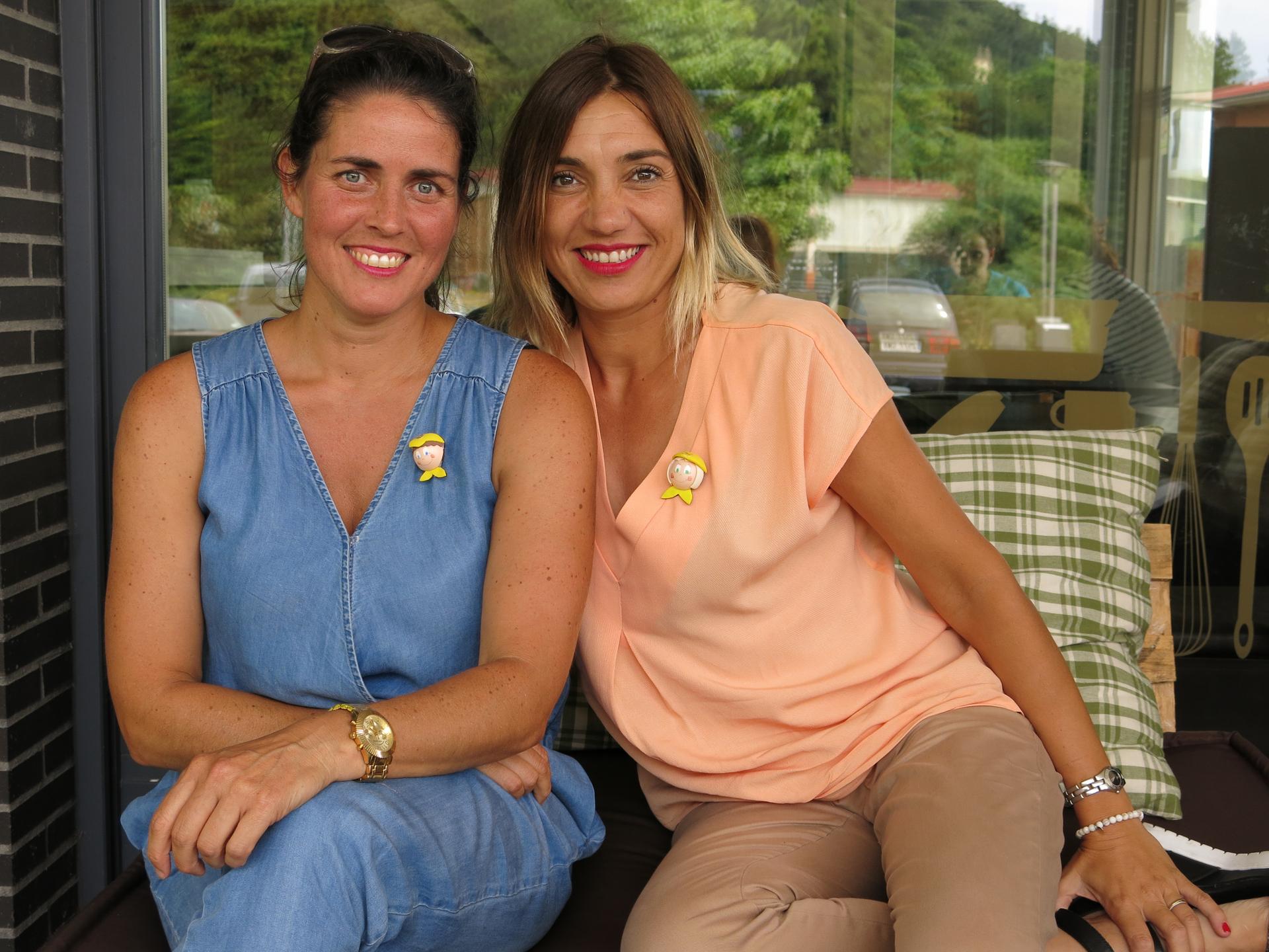 Rakel Delgado eta Josi Roig: "Arraunlarien panpinak egin, saldu eta erostera animatzen ditugu herritarrak; diru guztia Dravet gaitzaren ikerketara bideratuko da"