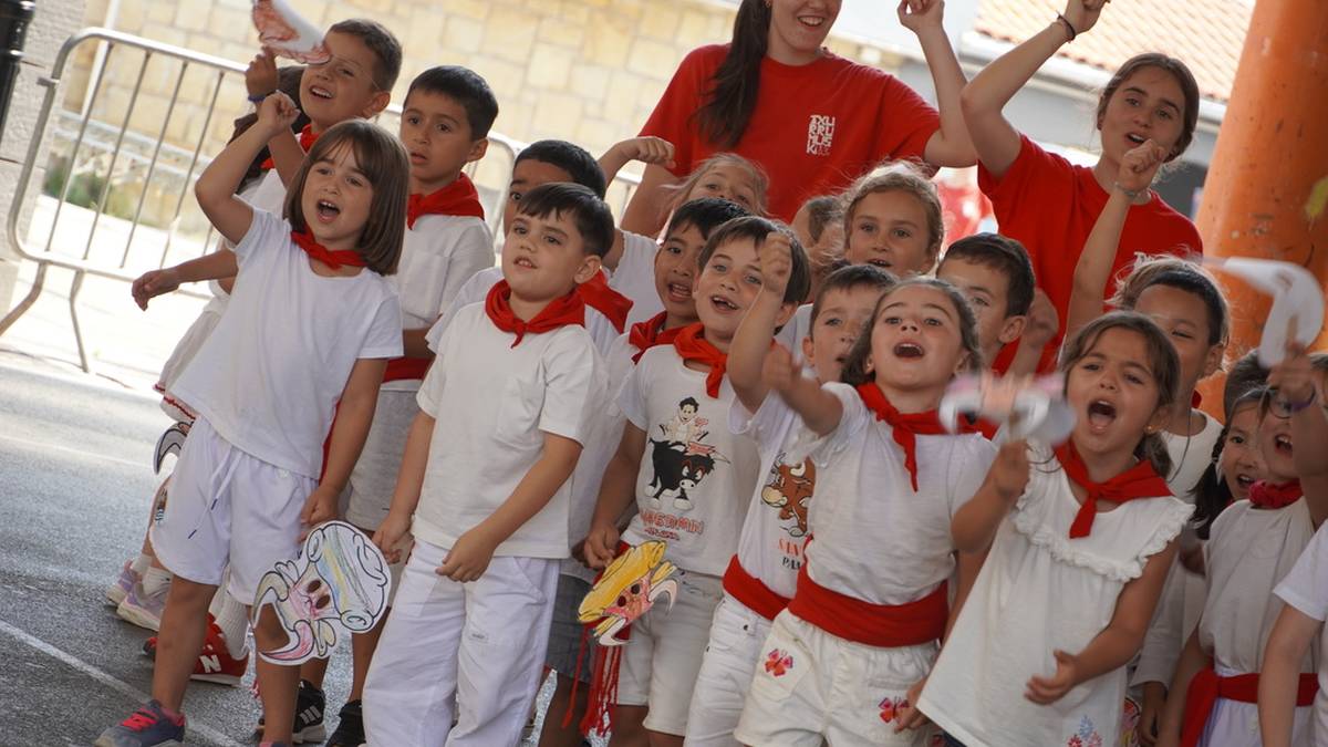 Beste behin, San Fermin Txiki Egunean murgildu dira herriko haurrak
