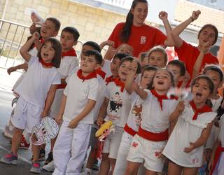 Beste behin, San Fermin Txiki Egunean murgildu dira herriko haurrak