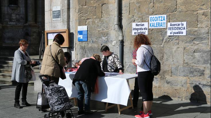 Egoitza Kalera taldeak sinadurak biltzeko mahaia ostegunetan jarriko du