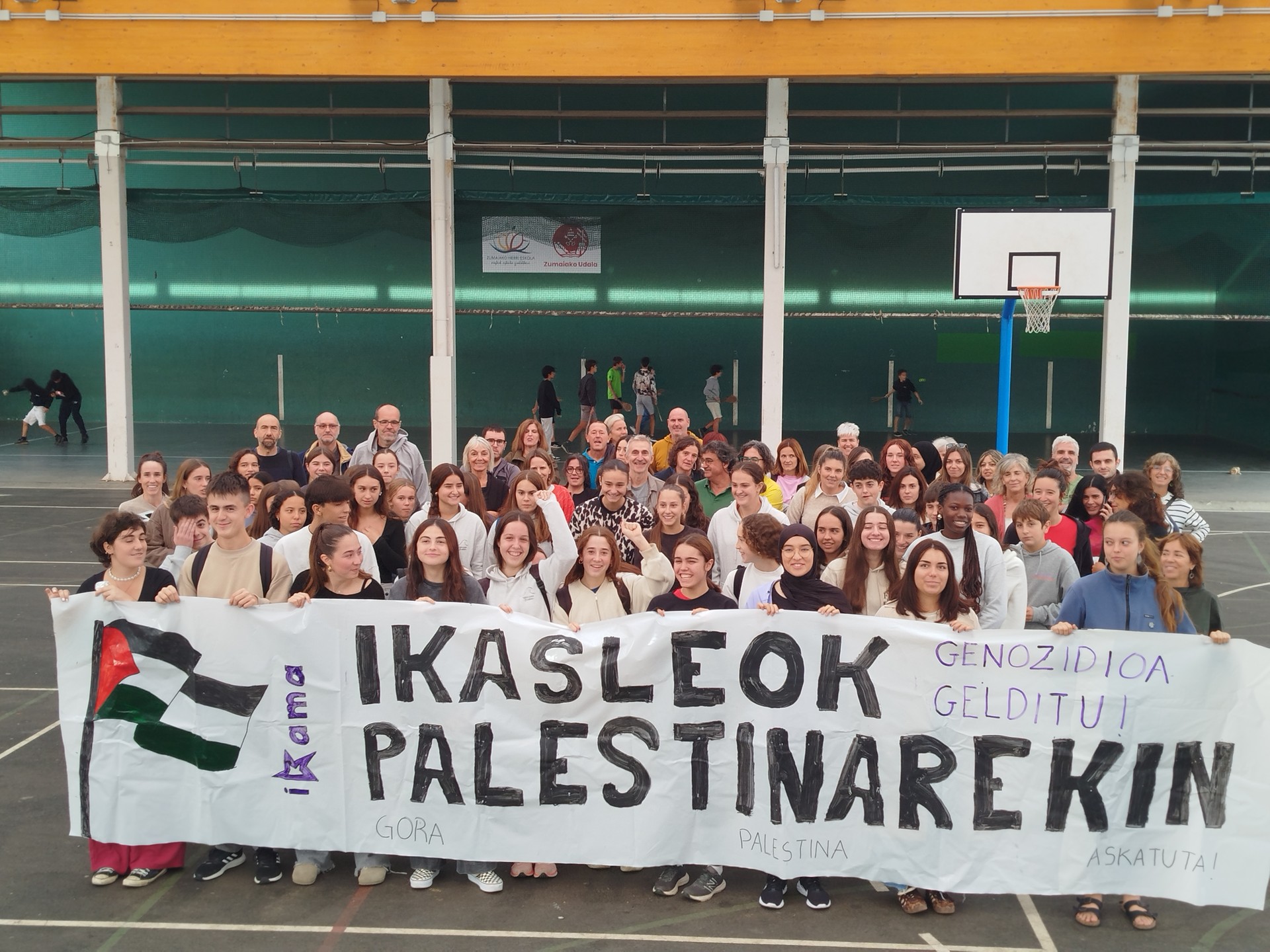 Global Sumud Flotillaren aldeko elkarretaratzea egin dute Herri Eskolan