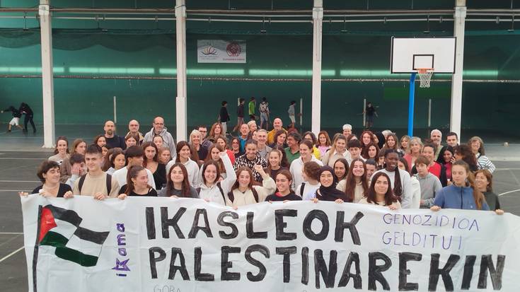 Global Sumud Flotillaren aldeko elkarretaratzea egin dute Herri Eskolan