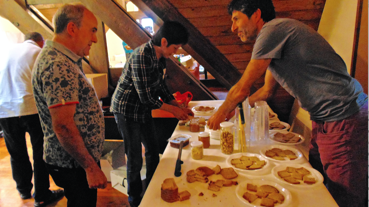 Ostalariek eta bertako ekoizleek elkar ezagutzeko aukera izan zuten Slow Astearen baitan