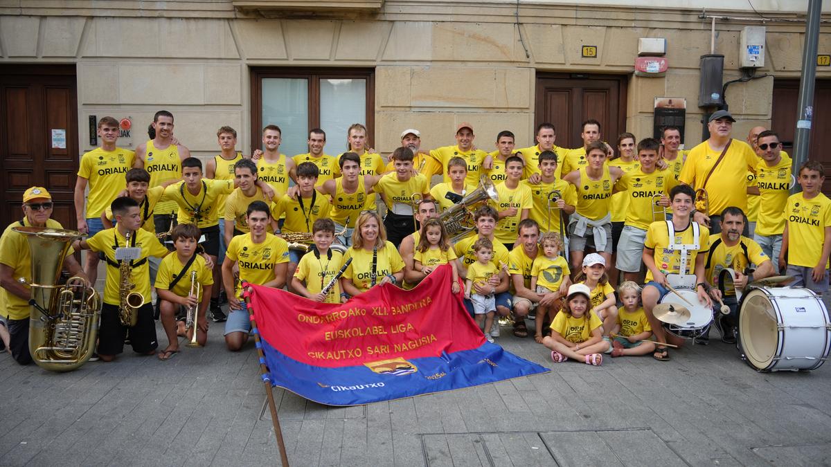 Herritarren harrera beroa, asteburuko bandera ospatzeko