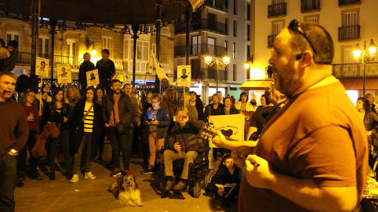 Bideoa: Sakabanaketa politikaren kontrako kantaldia Arrano parean