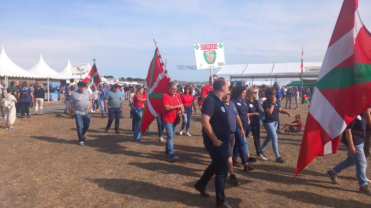 Alderdi Egunean izan dira EAJren Zumaiako kideak