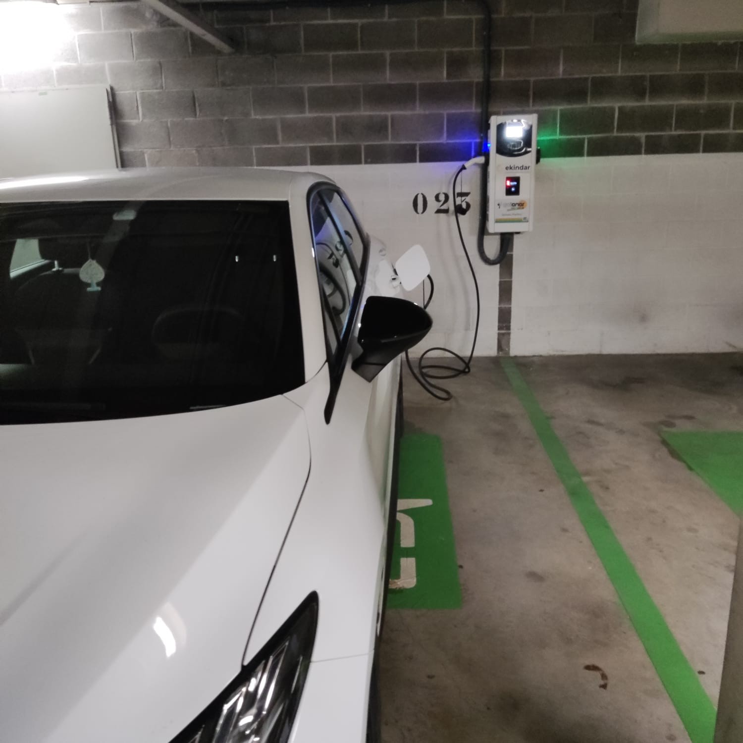 Martxan daude ibilgailu elektrikoak kargatzeko Ekindarrek jarritako hartune ia denak
