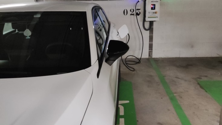 Martxan daude ibilgailu elektrikoak kargatzeko Ekindarrek jarritako hartune ia denak