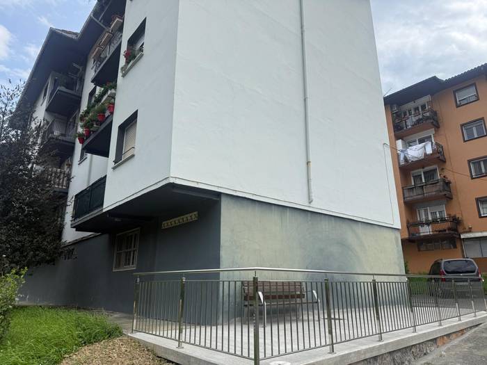 Bi espaloi zati eraiki ditu udalak Ipintza auzoan