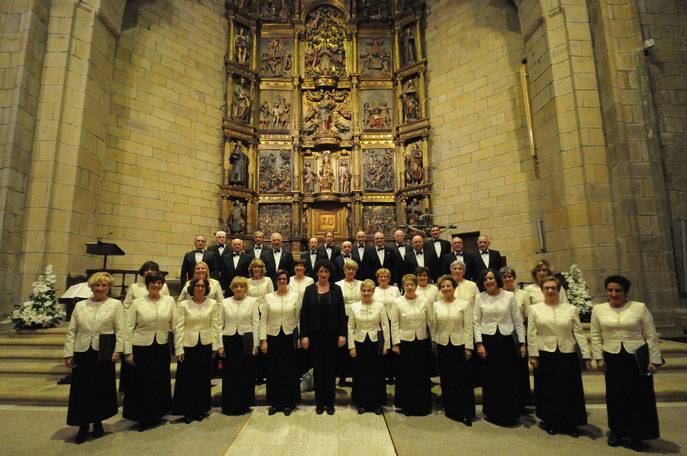 Meza nagusia: Schola Cantorum taldeak abestuta