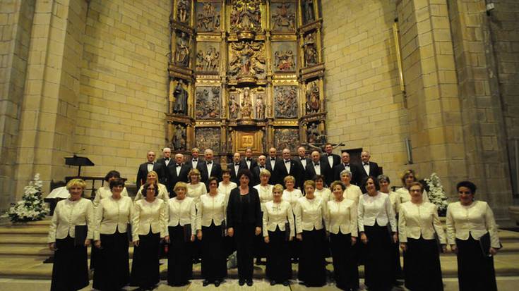 Meza nagusia: Schola Cantorum taldeak abestuta