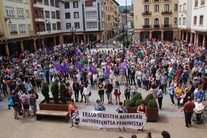 Asteburuan Zarautzen izandako eraso matxista baten berri eman du mugimendu feministak