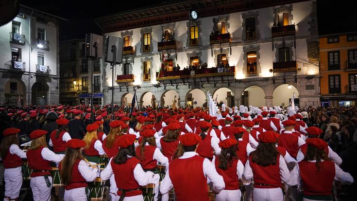 Bandera jaitsita, giro paregabean agurtu dituzte sansebastianak