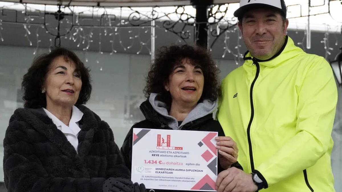 Maratoi erdiaren antolatzaileek dohaintza egin diote Minbiziaren Aurka Gipuzkoan elkarteari
