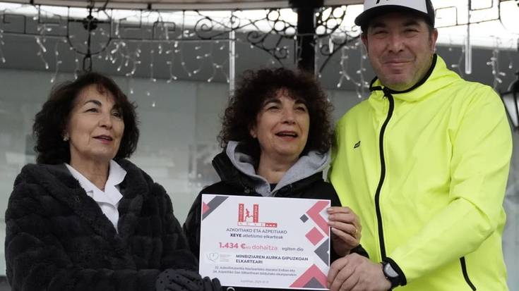 Maratoi erdiaren antolatzaileek dohaintza egin diote Minbiziaren Aurka Gipuzkoan elkarteari