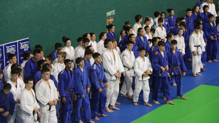 Aritzbatalde pilotalekua goi mailako judo entrenaleku bilakatuta